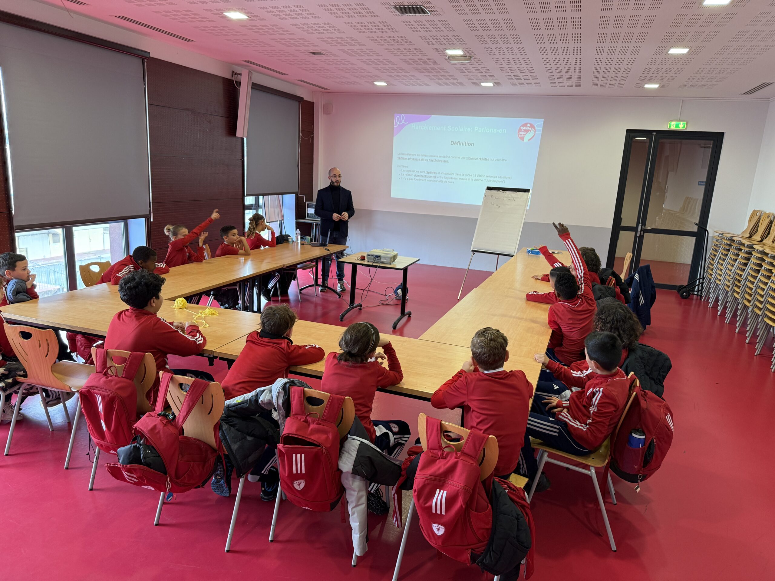 Antoine Métayer animant une formation sur la bienveillance éducative avec de jeunes sportifs