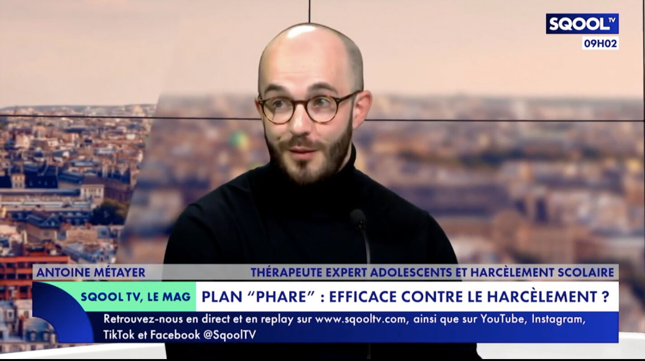 Antoine Métayer intervenant sur un plateau de télévision sur le thème du harcèlement scolaire
