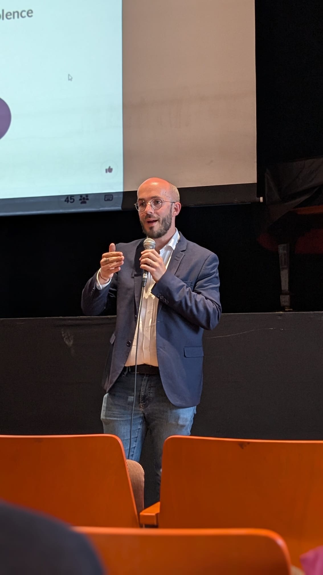 Antoine Métayer animant une conférence sur le harcèlement en entreprise