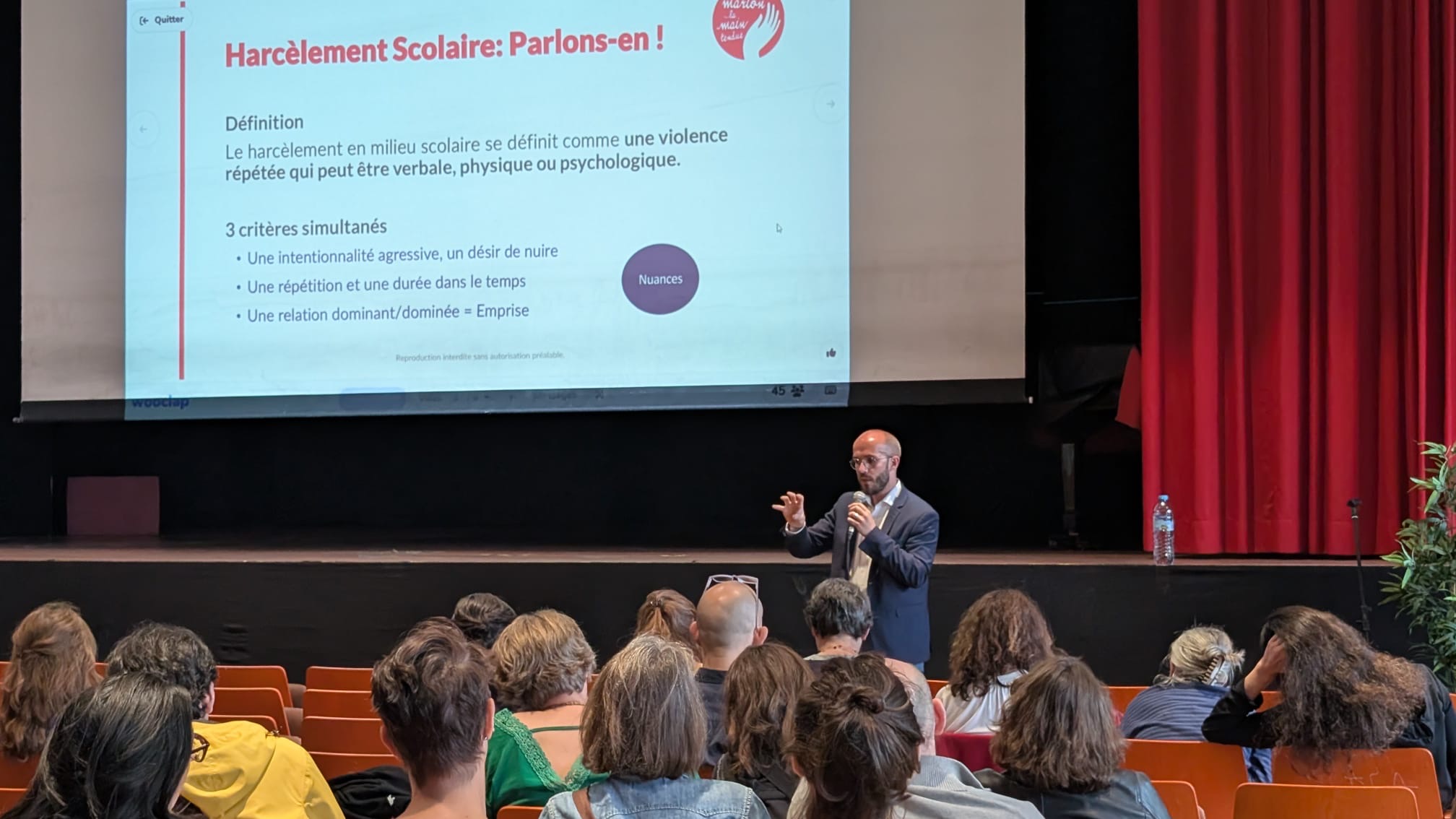 Antoine Métayer animant une conférence-débat sur le harcèlement scolaire devant un public